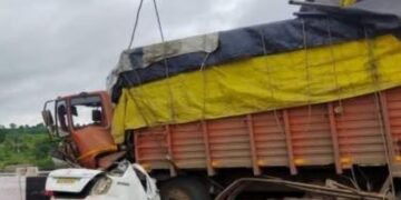 बीड जिल्ह्यात भीषण अपघात सहा ठार; लग्नसोहळ्यास निघालेल्या कुटुंबावर काळाचा घाला.