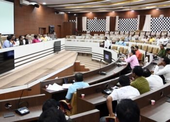 मंत्री सूधीरभाऊ मुनगंटीवार यांच्या आढावा बैठकीत  अतिवृष्टीमूळे संपर्क तूटणार्या गांवासाठी पूलाची मागणी.