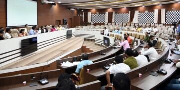 मंत्री सूधीरभाऊ मुनगंटीवार यांच्या आढावा बैठकीत  अतिवृष्टीमूळे संपर्क तूटणार्या गांवासाठी पूलाची मागणी.