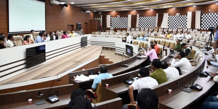 मंत्री सूधीरभाऊ मुनगंटीवार यांच्या आढावा बैठकीत अतिवृष्टीमूळे संपर्क तूटणार्या गांवासाठी पूलाची मागणी.