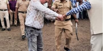 नाशिक: दोन वर्षापासून पोलिसांनकडे बिल थकीत असल्यामुळे ठेकेदाराचा स्वातंत्र दिनाच्या ध्वजारोहण सोहळ्यातच आत्मदहनाचा प्रयत्न.