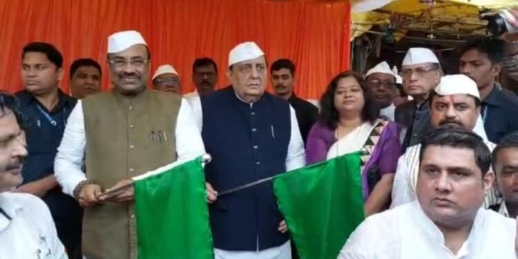 चंद्रपूर मध्ये काँग्रेस फुटण्याच्या मार्गावर, चंद्रपुरात तिरंगा यात्रेत काँग्रेसचा एक गट आणि भाजप एकच व्यासपीठावर.