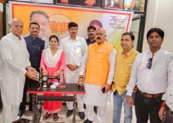 वन मंत्री सुधीरभाऊ मुनगंटीवार यांनी विधवा महिलेला सिलाई मशीन देऊन पाळला मानवधर्म.