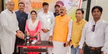 वन मंत्री सुधीरभाऊ मुनगंटीवार यांनी विधवा महिलेला सिलाई मशीन देऊन पाळला मानवधर्म.