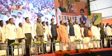 शहीद क्रांतीदिनानिमित्त हुतात्म्यांना अभिवाद, चिमूरच्या विकास आराखड्याला त्वरित मंजुरी देणार- उपमुख्यमंत्री देवेंद्र फडणवीस