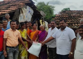 अतिवृष्टी बाधितांना मिळाला भाजपा यूवक पदाधिकाऱ्यांकडून आधार.