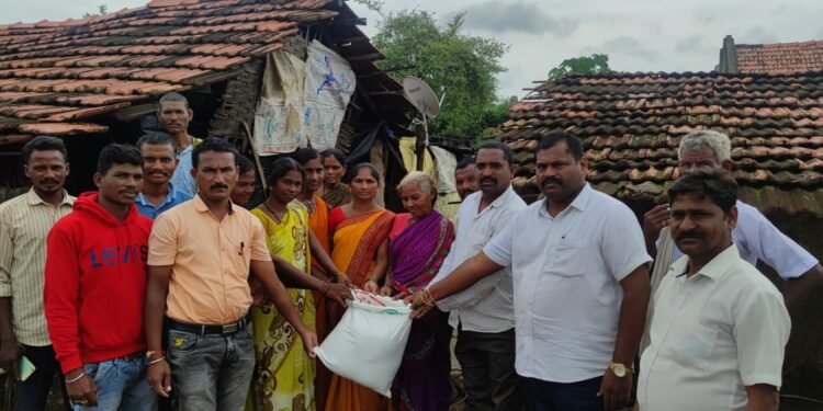 अतिवृष्टी बाधितांना मिळाला भाजपा यूवक पदाधिकाऱ्यांकडून आधार.