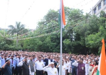 बीड: आदित्य शिक्षण संस्थेत स्वातंत्र्याचा अमृत महोत्सव उत्साहात साजरा.