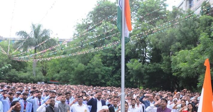 बीड: आदित्य शिक्षण संस्थेत स्वातंत्र्याचा अमृत महोत्सव उत्साहात साजरा.