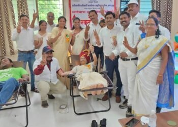 बल्लारपूर येथे स्वातंत्र्याच्या अमृत महोत्सव निमित्त रक्तदान शिबिरामध्ये 75 लोकांनी केले रक्तदान.