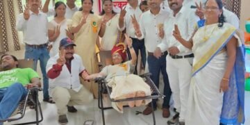 बल्लारपूर येथे स्वातंत्र्याच्या अमृत महोत्सव निमित्त रक्तदान शिबिरामध्ये 75 लोकांनी केले रक्तदान.