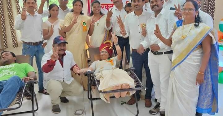 बल्लारपूर येथे स्वातंत्र्याच्या अमृत महोत्सव निमित्त रक्तदान शिबिरामध्ये 75 लोकांनी केले रक्तदान.