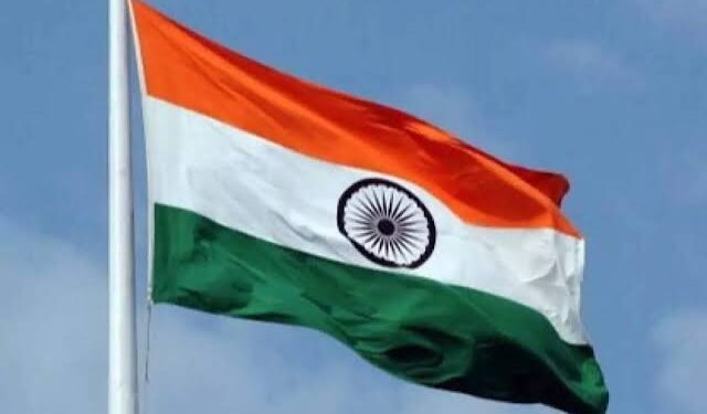 ‘मी ख्रिश्चन धर्मीय असून, मी भारतीय राष्ट्रध्वजाला सॅल्यूट नाही करणार!’सरकारी शाळेच्या महिला मुख्याध्यापिकेची भूमिका.