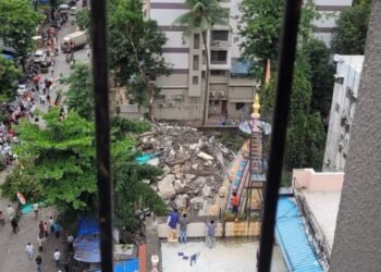 मुंबई येथील बोरिवली मधील 4 मजली इमारत कोसळली, बचाव कार्य सुरू.