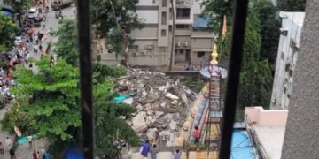 मुंबई येथील बोरिवली मधील 4 मजली इमारत कोसळली, बचाव कार्य सुरू.