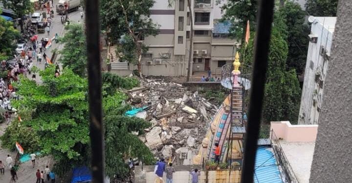 मुंबई येथील बोरिवली मधील 4 मजली इमारत कोसळली, बचाव कार्य सुरू.