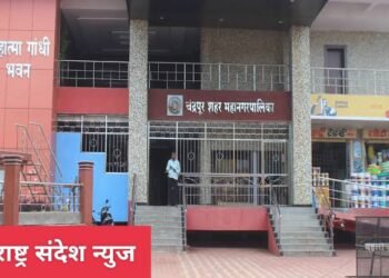 चंद्रपूर महानगर पालिका आयुक्तांच्या कार्यालयात इसमाने केला स्वतःवरच चाकूने हल्ला.