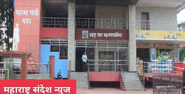 चंद्रपूर महानगर पालिका आयुक्तांच्या कार्यालयात इसमाने केला स्वतःवरच चाकूने हल्ला.