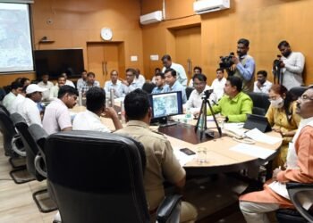 घुग्गूस शहरातील निर्माणाधीन रेल्वे उड्डाणपुलाचे बांधकाम प्राधान्याने पूर्ण करा – मंत्री सुधीर मुनगंटीवार