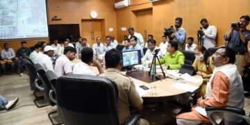 घुग्गूस शहरातील निर्माणाधीन रेल्वे उड्डाणपुलाचे बांधकाम प्राधान्याने पूर्ण करा – मंत्री सुधीर मुनगंटीवार