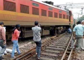 रेल्वे प्लॅटफॉर्मवर झोपून असलेल्या पत्नीला उठवले मग अचानक चालत्या ट्रेन समोर फेकले. पती 2 मुलांना घेऊन फरार.