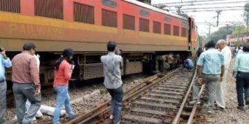 रेल्वे प्लॅटफॉर्मवर झोपून असलेल्या पत्नीला उठवले मग अचानक चालत्या ट्रेन समोर फेकले. पती 2 मुलांना घेऊन फरार.