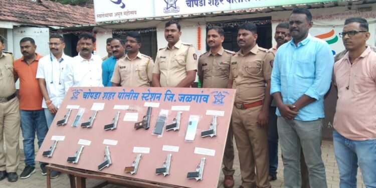 चोपडा शहर पोलीसांची धडाकेबाज कारवाई, 12 गावठी बनावटीचे पिस्टल व 5 जिवंत काडतुसांसह जवळपास 2,77000 रुपयेचा मुद्देमालासह दोन आरोपी अटक