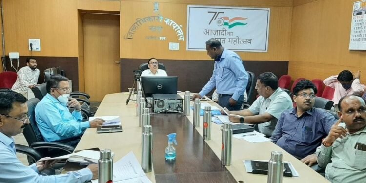 चंद्रपूर जिल्हाधिका-यांनी घेतला आयुष्यमान भारत व महात्मा फुले जनआरोग्य योजनेचा आढावा.