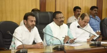 चंद्रपूर येथील विमानतळाच्या कामाची गती वाढवावी वनमंत्री सुधीर मुनगंटीवार.