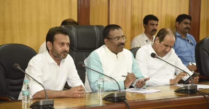 चंद्रपूर येथील विमानतळाच्या कामाची गती वाढवावी वनमंत्री सुधीर मुनगंटीवार.