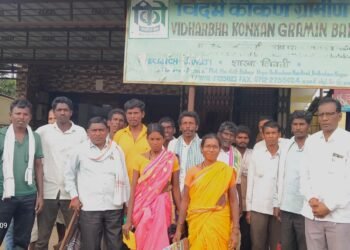 जिवती येथील विदर्भ कोंकण बँक येथे आदिवासी कोलाम बांधवांचा पिक कर्जासाठी कुलूप बंद आंदोलन.