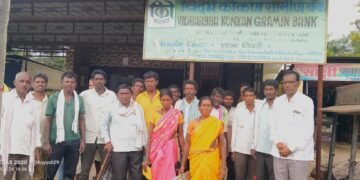 जिवती येथील विदर्भ कोंकण बँक येथे आदिवासी कोलाम बांधवांचा पिक कर्जासाठी कुलूप बंद आंदोलन.