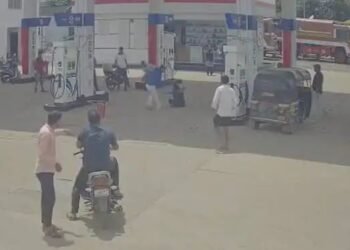 पेट्रोल पंपावरील महिला कर्मचाऱ्यावर अचानक झाले तलवारीने सपासप वार. सर्विकडे एकच खळबळ.