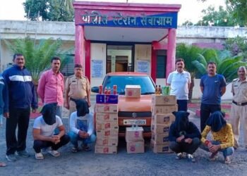 अवैध दारूची तस्करी करणाऱ्या चार तरुण व एक महिलेला सेवाग्राम पोलिसांनी ठोकल्या बेळ्या.