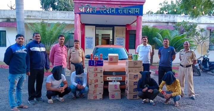 अवैध दारूची तस्करी करणाऱ्या चार तरुण व एक महिलेला सेवाग्राम पोलिसांनी ठोकल्या बेळ्या.