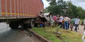 कणकवली: वागदे येथे कंटेनर आणि कारचा भीषण अपघात, कार चालकाचा घटनास्थळी मृत्यू.