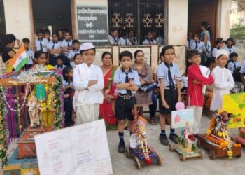 आशादेवी शाळेत नंदीबैल सजावट स्पर्धा उत्साहात संपन्न, नंदीबैल सजावट स्पर्धेत विद्यार्थ्यानी नोंदवला उत्स्फूर्त सहभाग.