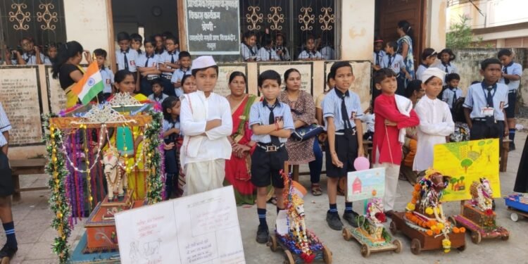 आशादेवी शाळेत नंदीबैल सजावट स्पर्धा उत्साहात संपन्न, नंदीबैल सजावट स्पर्धेत विद्यार्थ्यानी नोंदवला उत्स्फूर्त सहभाग.