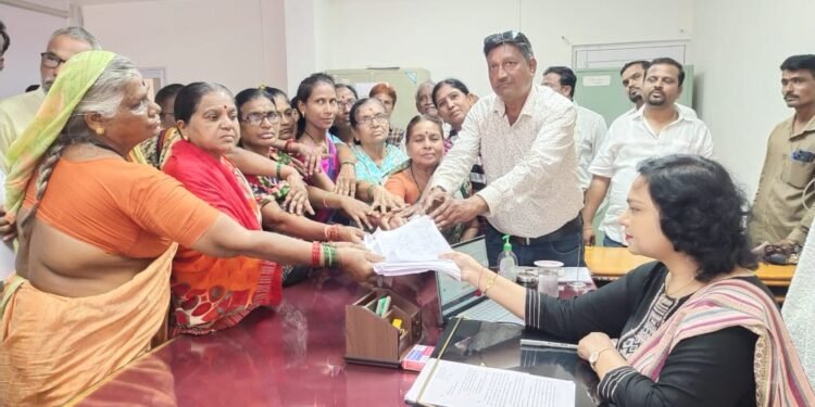 हिंगणघाट पुरपीडित कुटुंब अजूनही मदत पासून वंचित, राष्ट्रवादी काँग्रेस पक्षाच्या वतीने उपविभागीय अधिकारी यांना निवेदन