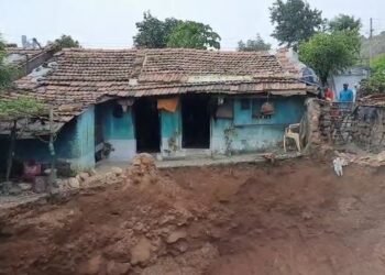 एका क्षणात चंद्रपुर जिल्हात एक घर 70 फुट जमिनीत उभं गाडलं गेलं, त्याच क्षणात परिवारच सर्व संपल.