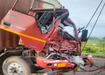 इगतपुरी नांदगावसदो फाट्यावर आयशर आणि कंटेनरचा भीषण अपघात, 1 जण जागीच ठार.