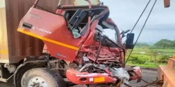 इगतपुरी नांदगावसदो फाट्यावर आयशर आणि कंटेनरचा भीषण अपघात, 1 जण जागीच ठार.