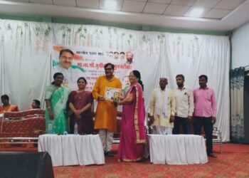 भाजपा महिला मोर्चा तर्फे ऊर्जानगर येथे गुणवंत विद्यार्थ्यांचा सत्कार करण्यात आला.