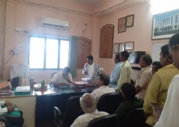 हिंगणघाट बस स्टॉप जवळील दुकानाना टॅक्स लावा वर्धा जिल्हा विकास आघाडीचे अध्यक्ष डॉ. उमेश वावरे यांची मागणी.