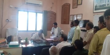 हिंगणघाट बस स्टॉप जवळील दुकानाना टॅक्स लावा वर्धा जिल्हा विकास आघाडीचे अध्यक्ष डॉ. उमेश वावरे यांची मागणी.