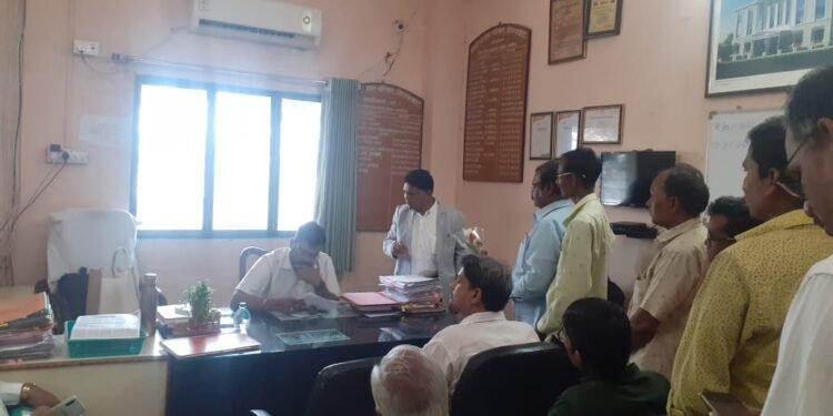 हिंगणघाट बस स्टॉप जवळील दुकानाना टॅक्स लावा वर्धा जिल्हा विकास आघाडीचे अध्यक्ष डॉ. उमेश वावरे यांची मागणी.