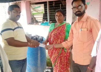 पाणी पिण्यास गेलेल्या इसमाचा तोल जाऊन नदीपात्रात बूडून मृत्यू त्यांचा कूटूबीयांना माजी जि.प.सदस्य अमर बोडलावार कडून आर्थिक मदत