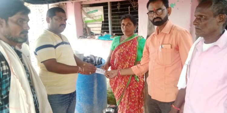 पाणी पिण्यास गेलेल्या इसमाचा तोल जाऊन नदीपात्रात बूडून मृत्यू त्यांचा कूटूबीयांना माजी जि.प.सदस्य अमर बोडलावार कडून आर्थिक मदत