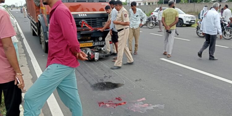 नागपूर जिल्हात धापेवाडा जिनिंग समोर ट्रकच्या धडकेत शेतकऱ्यांचा जागीच मृत्यू.