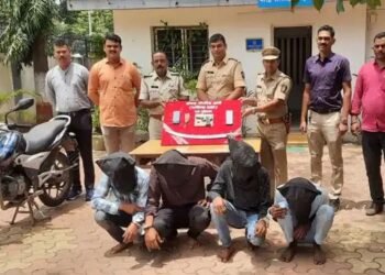 नाशिक शहरात दोन घटनेत सापळा रचत चार संशयितांना जेरबंद करत त्यांच्याकडून गावठी कट्ट्यासह धारदार हत्यारे हस्तगत.